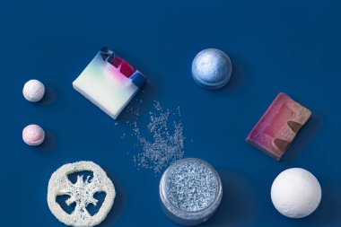 mavi renk üzerinde farklı vücut bakım ögeleri.