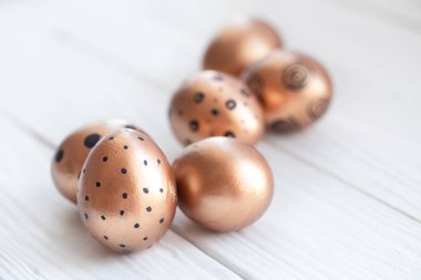 Altın renkli güzel Paskalya yumurtaları .