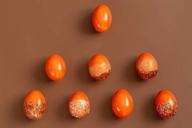 Turuncu dekoratif yumurtalarla güzel bir Paskalya arkaplanı.