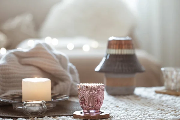 Natureza morta com velas na mesa na sala de estar . — Fotografia de Stock