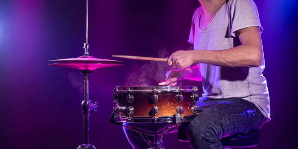 O baterista toca bateria. Belo fundo azul e vermelho , — Fotografia de Stock