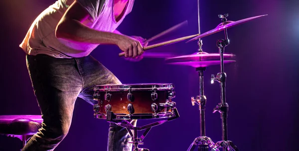 O baterista toca bateria. Belo fundo azul e vermelho , — Fotografia de Stock