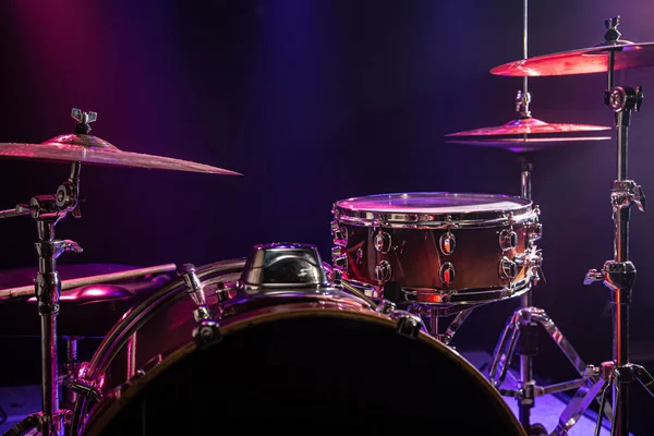 ドラムとドラムセット。美しい青と赤の背景、光線 — ストック写真