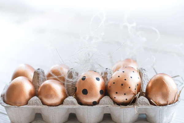 Mooie versierde paaseieren van gouden kleur . — Stockfoto