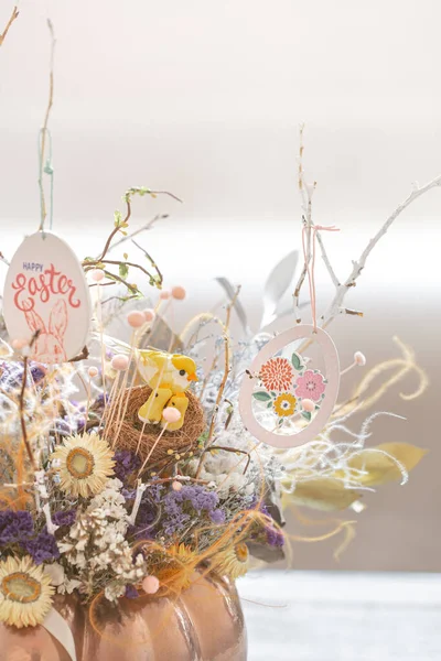 Um belo arranjo de Páscoa com flores e ovos  . — Fotografia de Stock