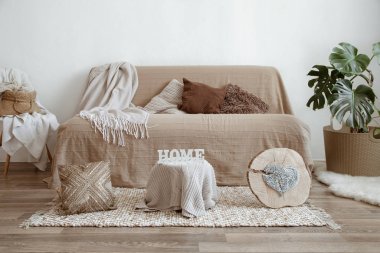 Oturma odasının içinde bir kanepe ve dekoratif eşyalar var.