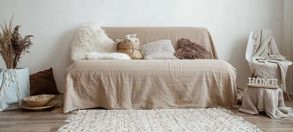 Interiören i vardagsrummet med en soffa och dekorativa objekt — Stockfoto