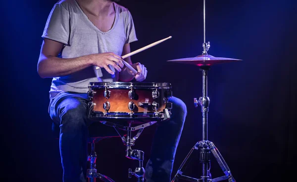 Um baterista toca bateria em um fundo azul. Lindo ef especial — Fotografia de Stock