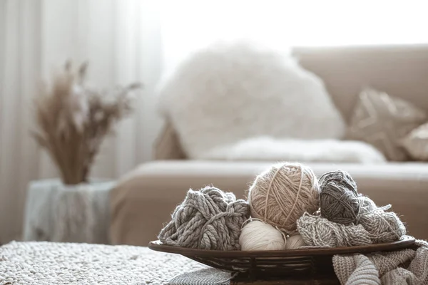 家の趣味は、テーブルの上に糸を編む. — ストック写真