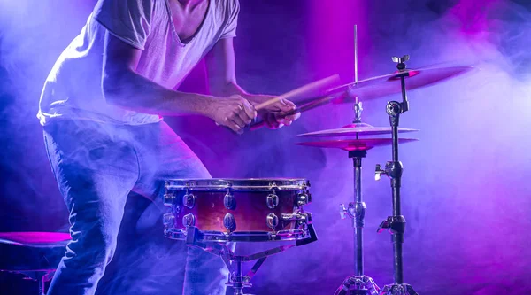 Um baterista toca bateria em um fundo azul. Lindo ef especial — Fotografia de Stock