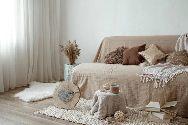 ソファと装飾品を備えたリビングルームのインテリア — ストック写真