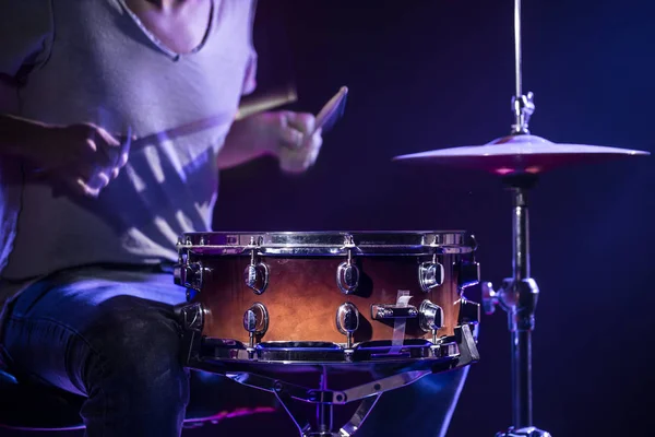 Um baterista toca bateria em um fundo azul. Lindo ef especial — Fotografia de Stock