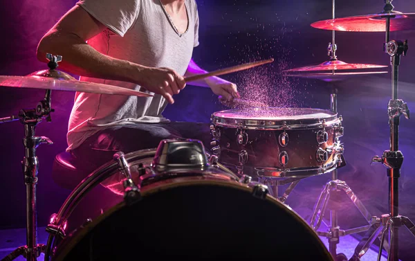 O baterista toca bateria. Belo fundo azul e vermelho , — Fotografia de Stock