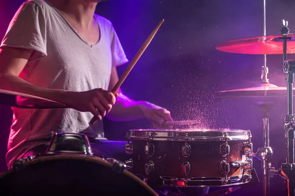 O baterista toca bateria. Belo fundo azul e vermelho , — Fotografia de Stock