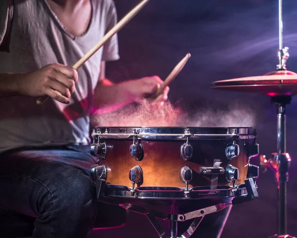 O baterista toca bateria. Belo fundo azul e vermelho , — Fotografia de Stock