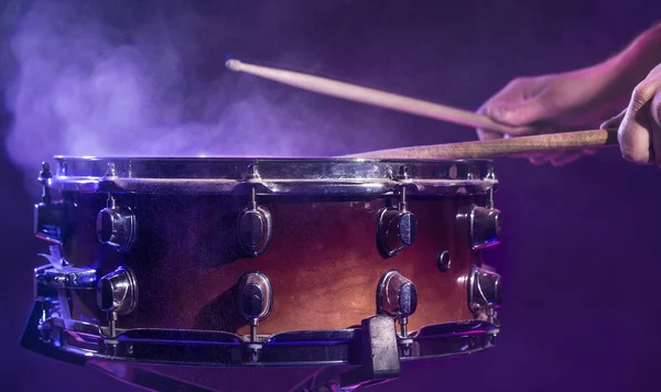 The drummer plays the drums. Beautiful blue and red background, — Stockfoto