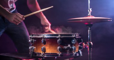 Davulcu davul çalar. Güzel mavi ve kırmızı arkaplan, 