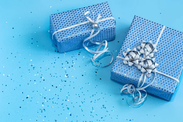 Gift box Packed in blue paper on a blue background . — ストック写真