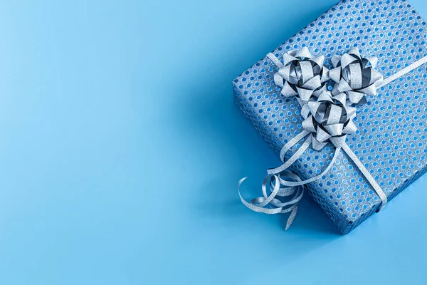 Caja de regalo Embalado en papel azul sobre fondo azul  . — Foto de Stock