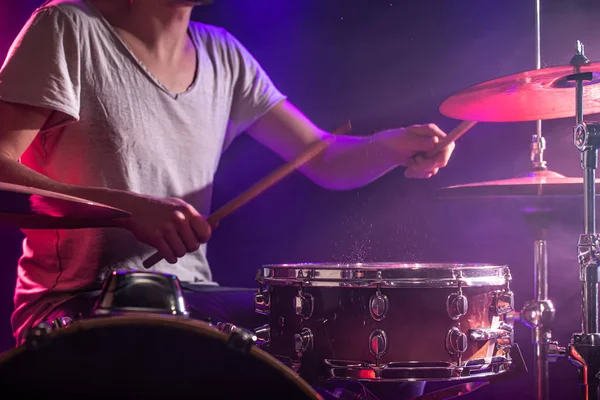 O baterista toca bateria. Belo fundo azul e vermelho , — Fotografia de Stock