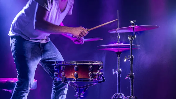 드럼 연주자가 푸른 배경 위에서 드럼을 연주 한다. 아름다운 특별 국 — 스톡 사진