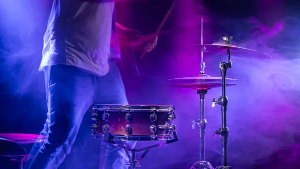 Um baterista toca bateria em um fundo azul. Lindo ef especial — Fotografia de Stock