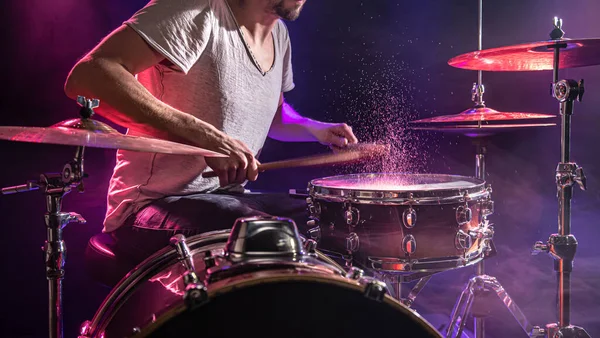 O baterista toca bateria. Belo fundo azul e vermelho , — Fotografia de Stock