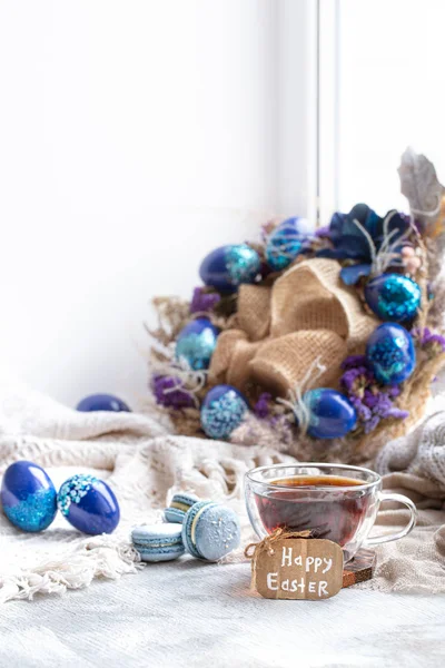 Easter Still life Breakfast with tea and dessert macaroons . — Stock Photo, Image
