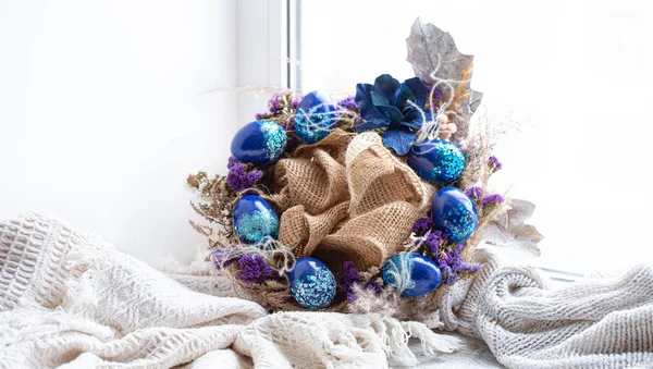 Grinalda de Páscoa com ovos azuis com lantejoulas . — Fotografia de Stock