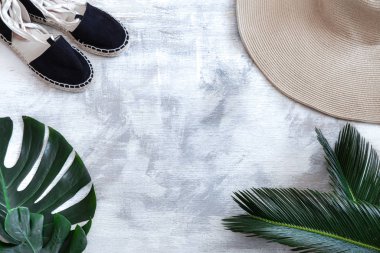 Spa mı? Beyaz arka planda tropikal yapraklı vücut bakımı ögeleri.