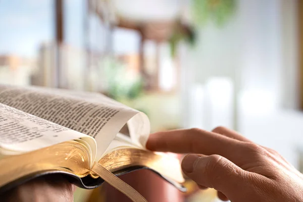 Un hombre sostiene una Biblia y lee un libro en la terraza. Buenos días Tim — Foto de Stock