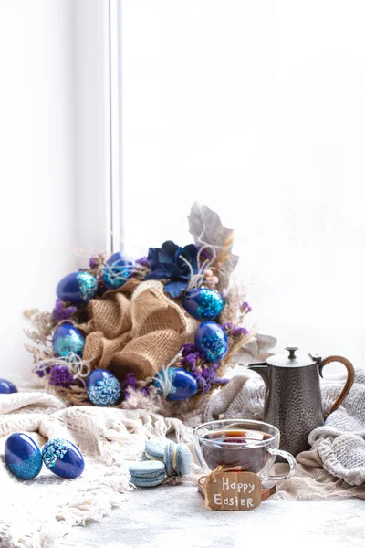 Páscoa Natureza morta Café da manhã com chá e sobremesa macaroons  . — Fotografia de Stock