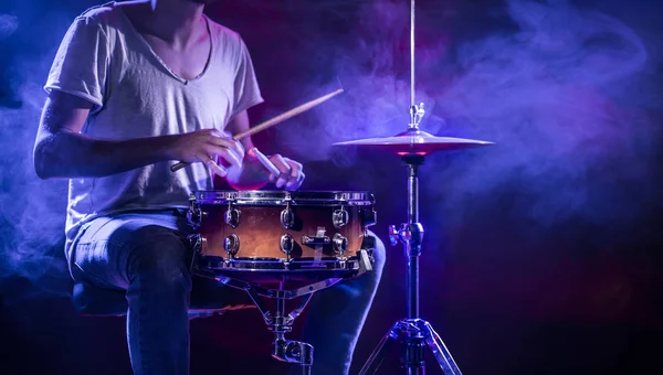 Um baterista toca bateria em um fundo azul. Lindo ef especial — Fotografia de Stock