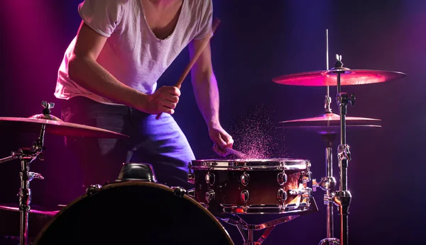 O baterista toca bateria. Belo fundo azul e vermelho , — Fotografia de Stock