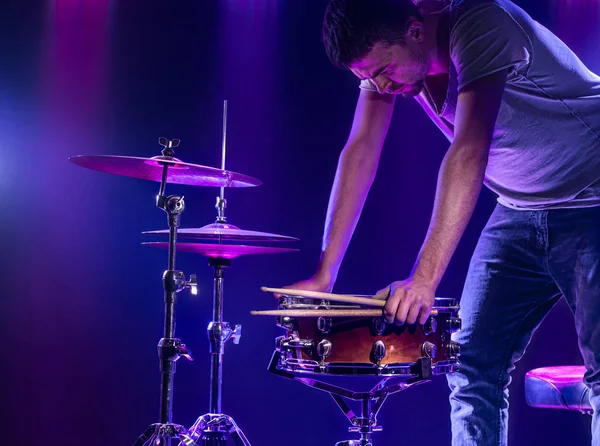 Um baterista toca bateria em um fundo azul. Lindo ef especial — Fotografia de Stock