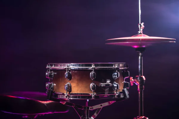 Schlagzeug und Schlagzeug. schöner blauer und roter Hintergrund, mit Strahlen — Stockfoto