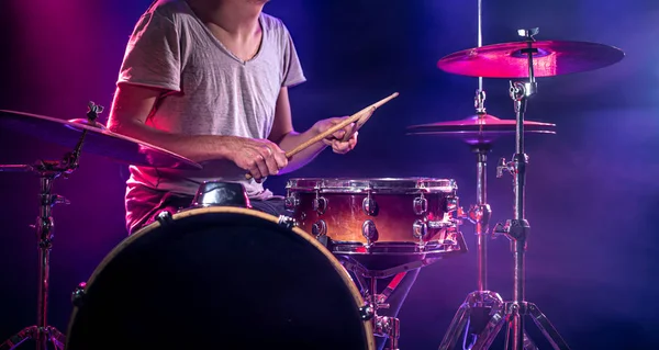 O baterista toca bateria. Belo fundo azul e vermelho , — Fotografia de Stock