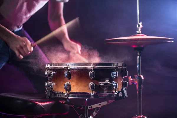 El baterista toca la batería. Hermoso fondo azul y rojo , — Foto de Stock