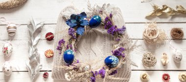 Paskalya çelengi ve yumurtalı şık bir kompozisyon.