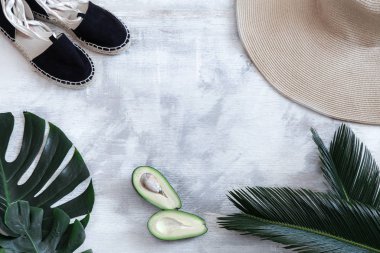 Beyaz arka planda tropik yapraklar ve yaz aksesuarları.