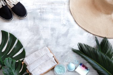 Spa mı? Beyaz arka planda tropikal yapraklı vücut bakımı ögeleri.