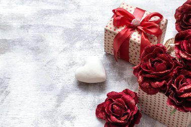 Yürekli bir hediye ile tatil geçmişi.