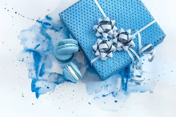 Linda caixa de presente azul no fundo aquarela — Fotografia de Stock