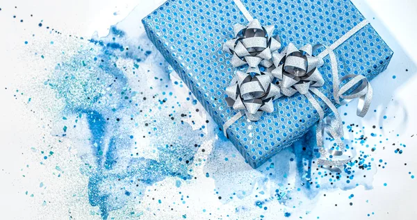 Hermosa caja de regalo azul sobre fondo de acuarela — Foto de Stock