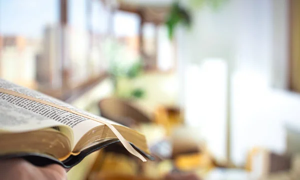 Un hombre sostiene una Biblia y lee un libro en la terraza. Buenos días Tim — Foto de Stock