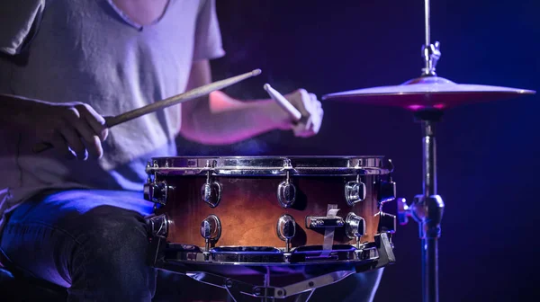 Um baterista toca bateria em um fundo azul. Lindo ef especial — Fotografia de Stock