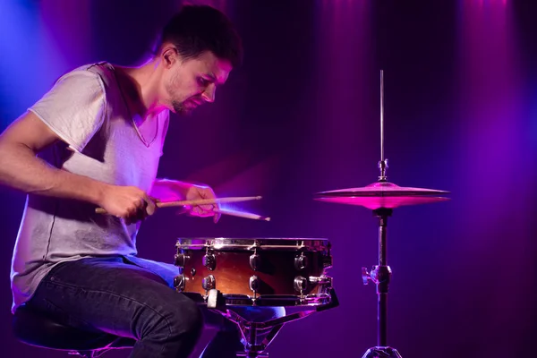 O baterista toca bateria. Belo fundo azul e vermelho , — Fotografia de Stock