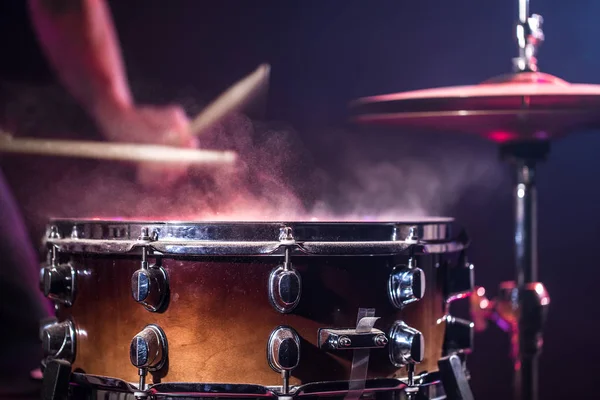 El baterista toca la batería. Hermoso fondo azul y rojo , — Foto de Stock