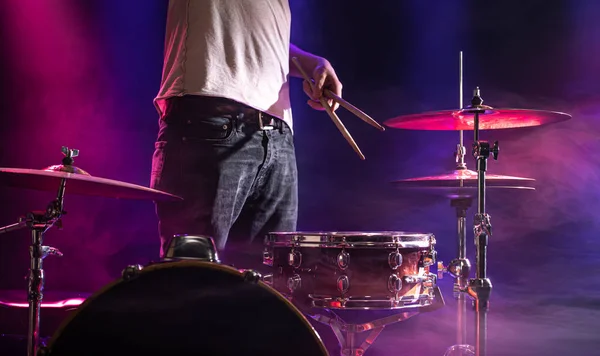 드럼은 드럼을 연주 한다. 아름다운 파랑 과 빨강 배경, — 스톡 사진