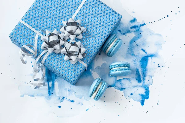 Beautiful blue gift box on watercolor background — ストック写真